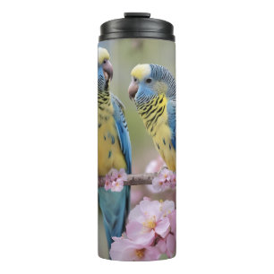 Blauw en geel in roze bloesemboom, thermosbeker