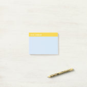 Blauw en geel kleverig post-it® notes (Op bureau)