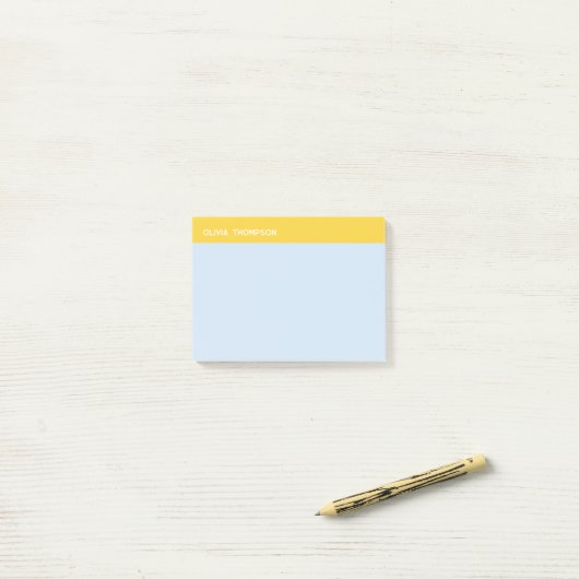 Blauw en geel kleverig post-it® notes (Op bureau)