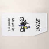 Blauw en geel leer tijdens een motorrace badhanddoek (Badhanddoek)