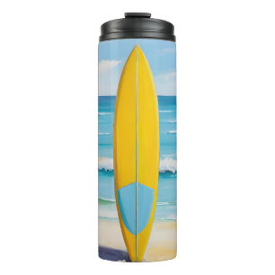 Blauw en geel surfboard op het strand thermosbeker