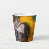 Blauw en gele ara-portret latte mok (Voorkant)