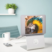 Blauw en gele ara-portret sticker (Laptop op bureau)