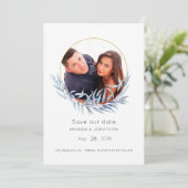 Blauw en goud geometrisch eucalyptus blad trouwen save the date (Staand voorkant)