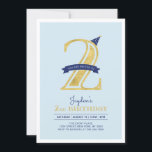 Blauw en goud | Jongen 2e verjaardag Kaart<br><div class="desc">Viel je speciale dag met deze moderne uitnodiging voor het tweede verjaardagsfeest. Dit ontwerp is voorzien van gouden glittertypografie "2" met een blauwe banner en een schattig pet. Deze eenvoudige en schattige uitnodiging zal perfect zijn voor een blauw & goudteme modern jongetfeest.</div>