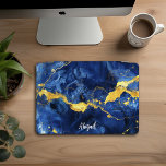 Blauw en goud marmeren ontwerp gepersonaliseerd, iPad pro cover<br><div class="desc">Prachtig luxe blauw en goud marmeren textuur ontwerp gepersonaliseerde iPad Pro Hoesje</div>