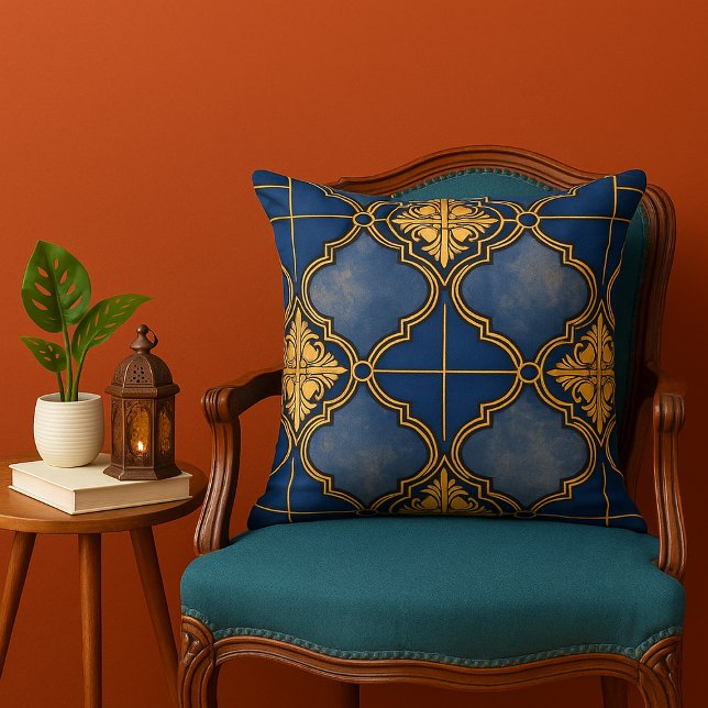 Blauw en Goud  Marokkaanse Tegel Patroon Kussen (Blue and gold ornate Moroccan Tile Pattern throw pillow in Boho living room)