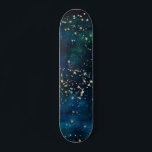 Blauw en Goud Onder de Sterren Nachthemel Persoonlijk Skateboard<br><div class="desc">Blauwe en gouden folie onder de sterren nacht hemel hemelse galaxy achtergrond.</div>