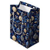 Blauw en Goud Ornamentele Kerst Design Medium Cadeauzakje (Voorkant Gekanteld)