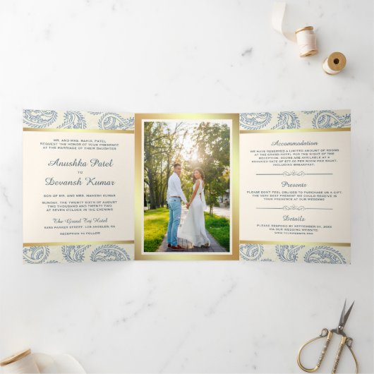 Blauw en Goud Paisley Indische Stijl Huwelijksfoto Drieluik Uitnodiging (Binnen)