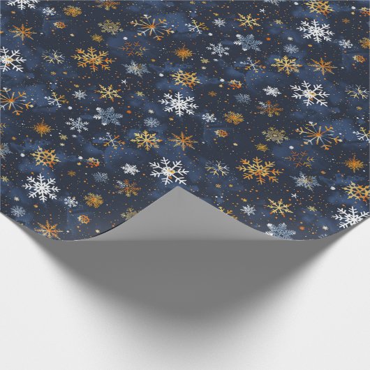 Blauw en Goud Sneeuwvlok Rode accenten Cadeaupapier (Hoek)