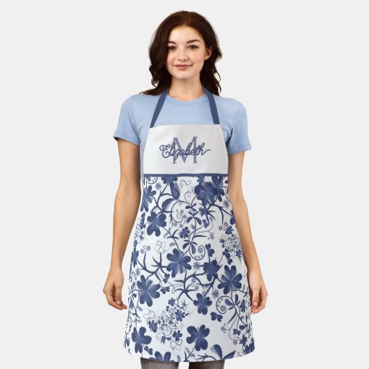 Blauw en Grijs Floral Monogram Schort (Gedragen)