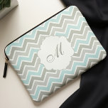 Blauw en grijs Zigzag Chevron Monogram Laptop Sleeve<br><div class="desc">Stijlvol en modieus computersleeve komt in een prachtig vectorillustratie chevron stripe patroon en kan worden gepersonaliseerd met uw monogram,  initiaal,  naam of tekst van uw keuze. Bezoek onze winkel voor meer trendy kleuren en heuppatroondesign.</div>