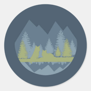 Blauw en groen landschap met wolven en bergen ronde sticker