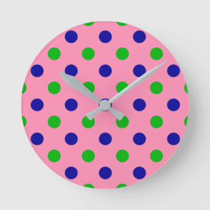 Blauw en groen op roze polka stippen patroon ronde klok