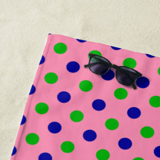 Blauw en groen op roze polka stippen patroon strandlaken