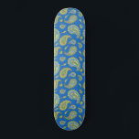 Blauw en groen patroon persoonlijk skateboard<br><div class="desc">Een  retro boho paisley patroon royal blue en green skateboard. Cute en whimsical.</div>