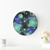 Blauw en groene bubbels over zwart grote klok (Huis)