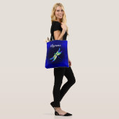 Blauw en groene libel op blauwe geometrische vierk tote bag (Op model)