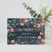 Blauw en koperen pioenboeket houten bruiloft save the date (Staand voorkant)