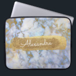 Blauw en marmer met goudfolie en glitter laptop sleeve<br><div class="desc">Blauw en marmer met goudfolie en glitter Elegant Monogram Naam Hoesje. Dit hoesje kan worden aangepast om uw voornaam op te nemen.</div>