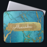 Blauw en marmer met goudfolie en glitter laptop sleeve<br><div class="desc">Kobaltblauw en marmer met goudfolie en glitter Elegant Monogram Naam Hoesje. Dit hoesje kan worden aangepast om uw voornaam op te nemen.</div>