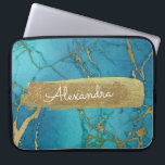 Blauw en marmer met goudfolie en glitter laptop sleeve<br><div class="desc">Kobaltblauw en marmer met goudfolie en glitter Elegant Monogram Naam Hoesje. Dit hoesje kan worden aangepast om uw voornaam op te nemen.</div>