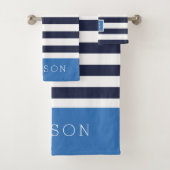 Blauw en Navy Stripes Monogram Bad Handdoek (Insitu)