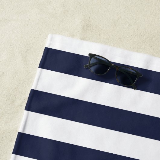 Blauw en Navy Stripes Monogram Strandlaken (In situ)
