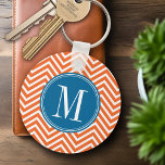 Blauw en Oranje Chevron Pattern met monogram Sleutelhanger<br><div class="desc">Een klassiek patroon dat met trendy nieuwe kleuren wordt bijgewerkt. Als u het kunstwerk moet aanpassen,  klik op de aanpassingsknoop en beweeg dingen rond.</div>