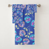 Blauw en paars bloempatroon bad handdoek (Insitu)