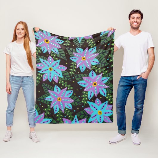 Blauw en paarse bloemen op zwart fleece deken (In situ)