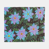 Blauw en paarse bloemen op zwart fleece deken (Voorkant (Horizontaal))