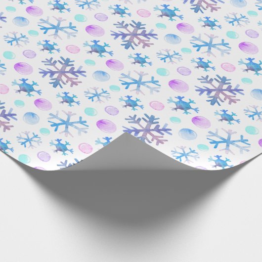 Blauw en Paarse Sneeuwvlokken Modern Wit Kerstmis Cadeaupapier (Hoek)