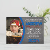 Blauw en Rood Chalkboard Afstuderen Invitation Kaart (Staand voorkant)