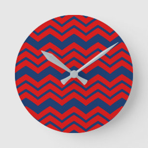 Blauw en rood chevronpatroonontwerp ronde klok