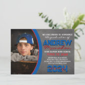 Blauw en rood krijtbord Afstuderen Aankondiging (Staand voorkant)