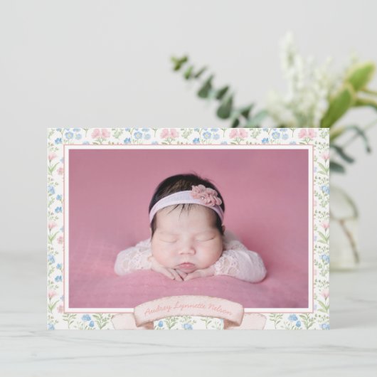 Blauw en roze Grandmillennial Flower Foto Baby Aankondiging (Staand voorkant)