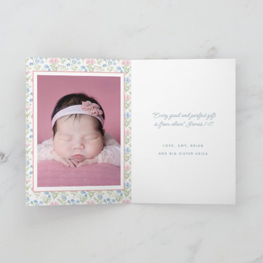 Blauw en roze Grandmillennial Ribbon Crest Baby Aankondiging (Binnen)