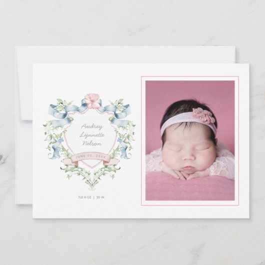 Blauw en roze Grandmillennial Ribbon Crest Baby Aankondiging (Voorkant)