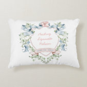 Blauw en roze Grandmillennial Ribbon Crest Baby Accent Kussen (Voorkant)