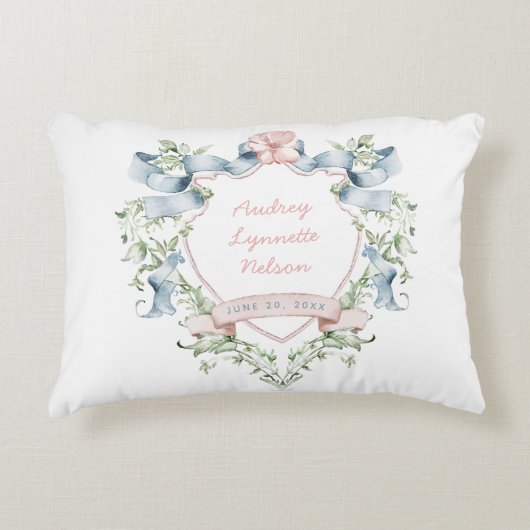 Blauw en roze Grandmillennial Ribbon Crest Baby Accent Kussen (Voorkant)