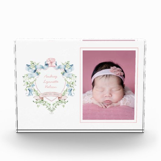 Blauw en roze Grandmillennial Ribbon Crest Baby Fotoblokken (Voorkant)