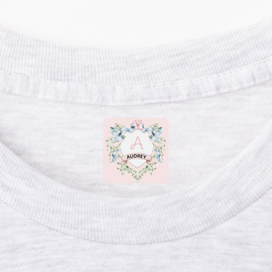 Blauw en roze Grandmillennial Ribbon Crest Labels (Aangebracht)