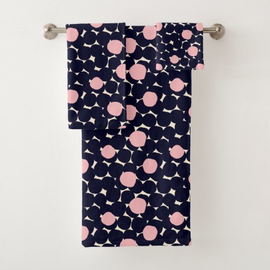 Blauw en roze groot stippatroon bad handdoek (Insitu)