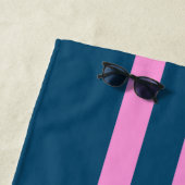 Blauw en roze streepjespatroon gepersonaliseerd strandlaken (In situ)