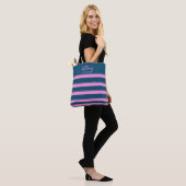 Blauw en roze streepjespatroon gepersonaliseerd tote bag (Op model)