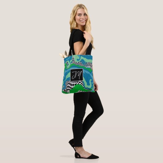 Blauw en Sage Green Fluid Art Monogramed Tote Bag (Op model)