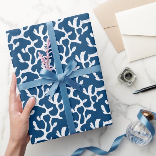 Blauw en wit Abstract koraal, herstellend patroon Cadeaupapier (Geschenken)