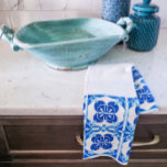 Blauw en wit Azulejos Tegel Design Theedoek<br><div class="desc">Geïnspireerd door een recente reis naar Portugal is dit ontwerp afkomstig van de ingewikkelde azulejo-tegels die Portugese steden aantreffen. Deze handdoek voor tegel voegt een pop kleur en een Europese charme toe aan elke keuken!</div>